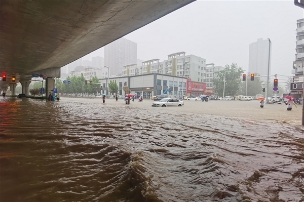 重庆暴雨倒灌车库 居民用绳救人！科普开车被淹怎么办