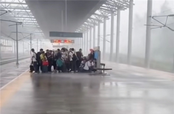 乘客雨中候车 高铁站台为什么不能打伞上热搜：官方说明